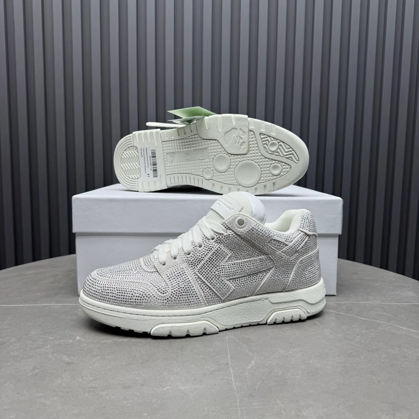 【off- white】P: 720💰Couple model👫, Size: 35-44 (Customized for men 38.45.46) High-quality version👊 "Out of office" series original molding, original lasting, production process 1:1 original ➰OFF GRAY WHITE OW ➰ first-layer cowhide imported skin-friendly and environmentally friendly polyester mesh original molding high elastic environmentally friendly molding pad Made with the original lasting process. The original molded rubber outsole (never yellows and deforms) has a super correct shape, bright color and strong three-dimensional effect👍. Packaging💯Full set of packaging synchronized with the official website (branded paper, certificate of quality, branded cloth bag)
